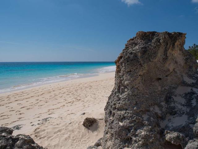FOTO 1 | El triángulo de las Bermudas, los científicos han presentado una teoría que sugiere la presencia de burbujas gigantes de metano que surgen repentinamente desde las profundidades del océano. Las burbujas podrían ser capaces de hundir barcos y aviones.
