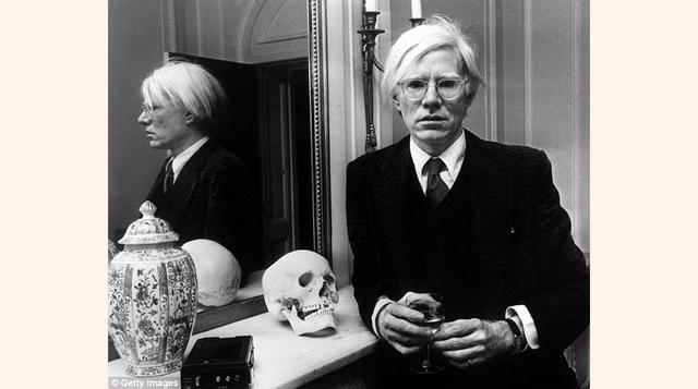 23. Andy Warhol. "La idea no es vivir para siempre, la idea es crear algo que sí lo haga".