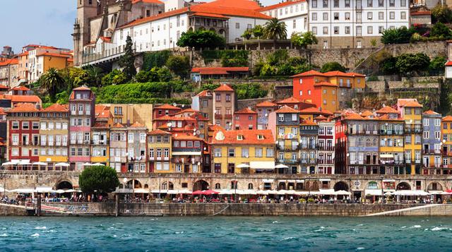 Cais da Ribeira (Oporto). Sin duda, la mejor panorámica que podemos obtener de la ciudad es desde la arteria de agua dulce, desde el Duero. Para ello, recomendamos acercarse a Cais da Ribeira (la zona más animada de la orilla), donde las casas se apiñan e