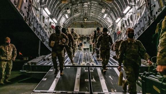 La llegada de los soldados del 18º Cuerpo Aerotransportado de Estados Unidos a Wiesbaden, Alemania, el 4 de febrero de 2022, en medio de las tensiones con Rusia por Ucrania. (Foto: EFE).