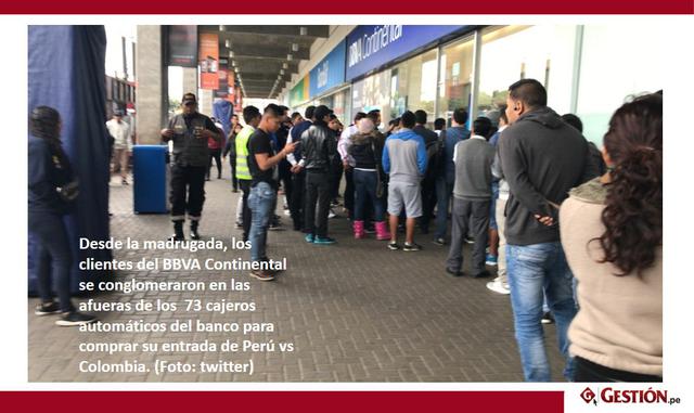 Foto 1: Desde la madrugada, los clientes del BBVA Continental se conglomeraron en las afueras de los  73 cajeros automáticos del banco para comprar su entrada de Perú vs Colombia. (Foto: twitter