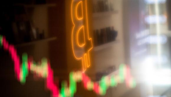 Un reflejo de un gráfico de precios y un logotipo de Bitcoin iluminado dentro de una casa de intercambio de criptomonedas BitBase en Barcelona, España, el lunes 16 de mayo de 2022. Photographer: Angel Garcia/Bloomberg