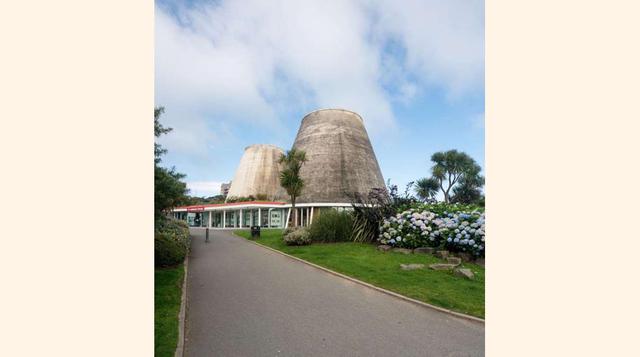 FOTO 5 |Landmark Theatre – Devon, estos edificios parecidos a reactores nucleares tienen un diseño controvertido. Algunos habitantes afirman que se asemejan al sujetador de Madonna.