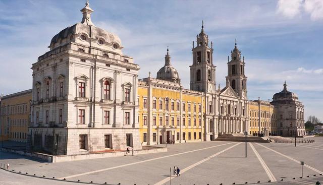 FOTO 19 | Edificio Real de Mafra - Palacio, Basílica, Convento, Jardín Cerco y Parque de Caza ( Tapada ) Ubicado a 30 km al noroeste de Lisboa, el sitio fue concebido por el rey João V en 1711 como una representación tangible de su concepción del poder y el alcance de la monarquía y el Estado. El edificio Royal ilustra es un ejemplo excepcional del barroco italiano. Foto: unesco.org.