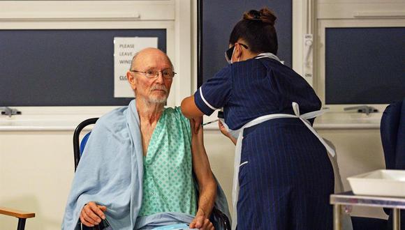 'Bill' William Shakespeare, de 81años, recibe la vacuna Pfizer-BioNtech administrada por la enfermera May Parsons, en el inicio del programa de inmunización más grande jamás realizado en el Historia del Reino Unido. (EFE/Jacob King).