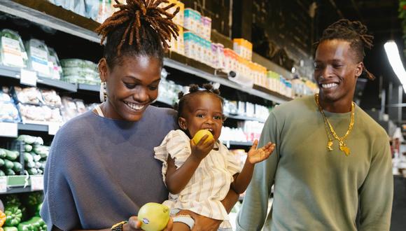 Una familia haciendo sus compras en un supermercado de Estados Unidos (Foto: Pexels)