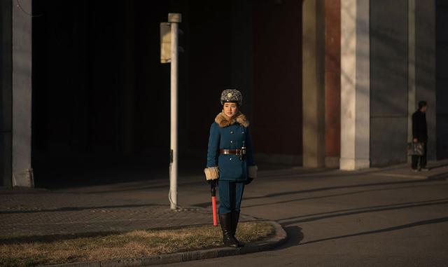 A los turistas les encanta fotografiarlas, asegura Simon Cockerell, director de Koryo Tours, agencia que organiza viajes a Corea del Norte desde hace 15 años. "Parecen desempeñar un doble papel: dirigir el tráfico e iluminar las calles de la capital&