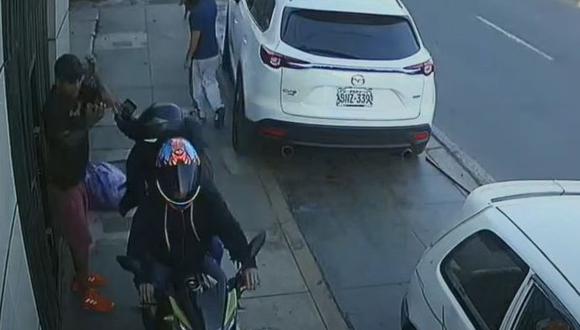 Delincuentes aprovechan la distracción de las personas que utilizan el celular en la calle para robar en moto. (Foto: Referencial)