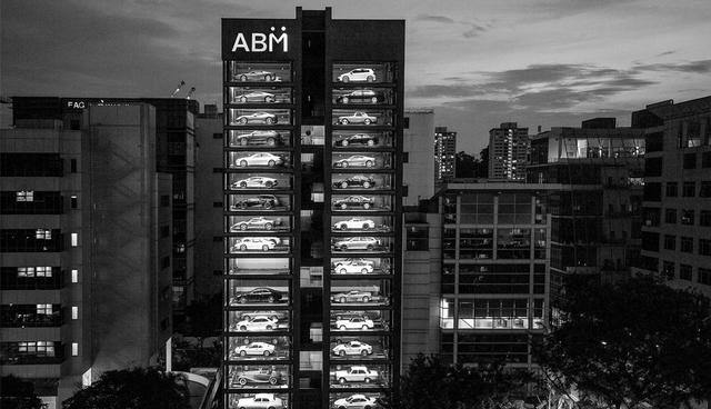 FOTO 1 | Varios autos son exhibidos en la máquina expendedora de autos de lujo más grande del mundo en Autobahn Motors, un concesionario de autos usados, en Singapur. (Foto: bloomberg)