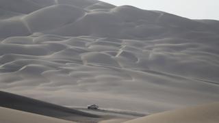 Paisajes del desierto peruano distraen a español Jesús Calleja en Dakar 2019