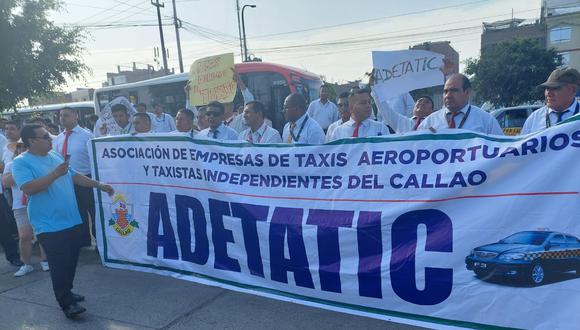 Taxistas del Callao protestan por nuevas reglas sobre el uso del estacionamiento del aeropuerto Jorge Chávez, que rigen desde el 1 de marzo. (Facebook: Adetatic)