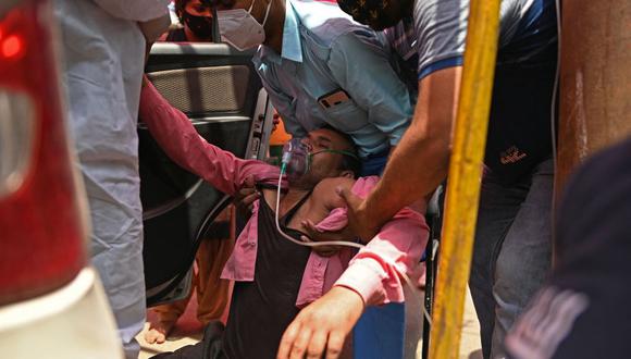 Un paciente respira con la ayuda de oxígeno en Ghaziabad, India, en medio de la pandemia de coronavirus. (Foto de Sajjad HUSSAIN / AFP).