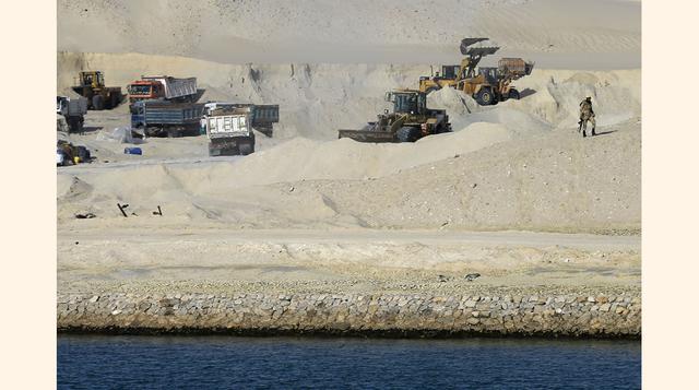 El objetivo es aumentar las capacidades de tránsito en esta arteria vital que une el mar Mediterráneo con el mar Rojo. El gobierno prevé que los ingresos de la Autoridad del Canal de Suez por el paso marítimo pasen de $ 3,750 millones a unos $ 10,400 mill