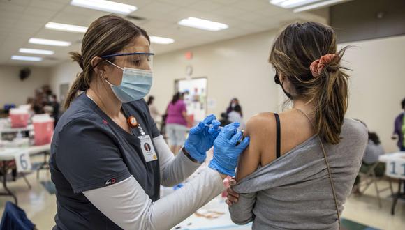 Una enfermera coloca la segunda dosis de Moderna a esta mujer que llegó a un centro de vacunación en San Antonio, Texas. AFP