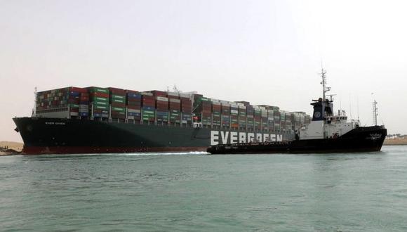 El Canal de Suez redobló sus esfuerzos el viernes para reflotar el gigantesco portacontenedores encallado. (EPA).