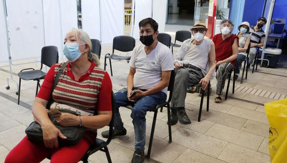 Una pareja de ancianos espera recibir una inyección BioNtech Pfizer Covid-19 como refuerzo, en Santiago, el 7 de febrero de 2022. (Foto de JAVIER TORRES / AFP)