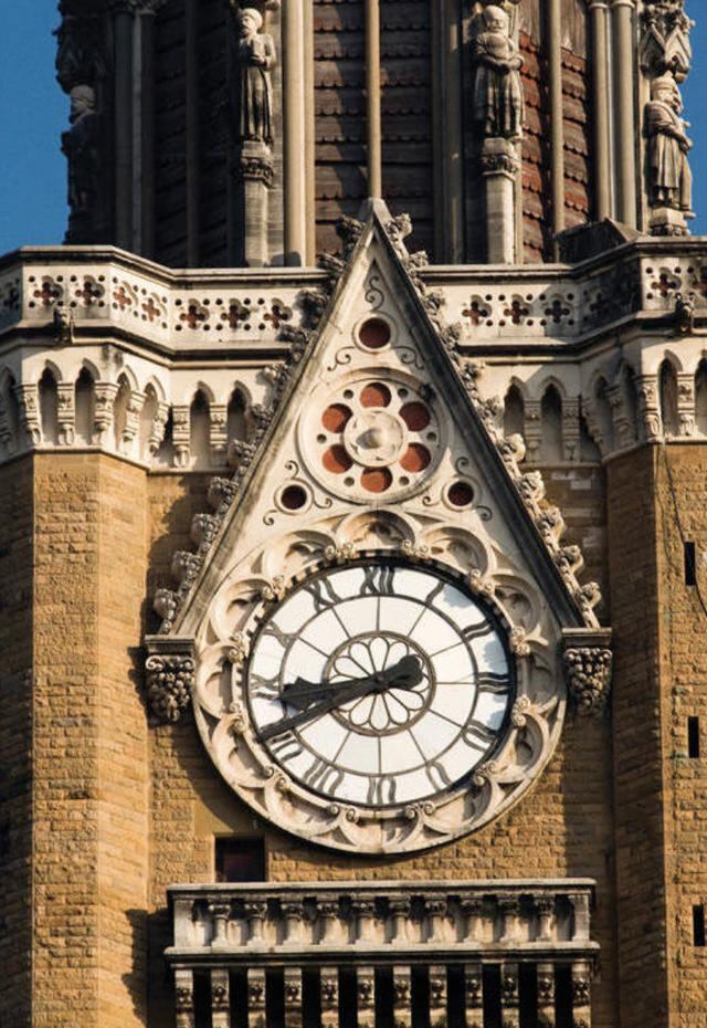 Torre Rajabai - Mumbai, elegante reloj cuyo carrillón, en sus primeros días, solía tocar hasta 16 melodías diferentes, muchas de ellas laudatorias de la corona británica dominadora, como Rule Britannia, Gold Save The King; actualmente solo suena la misma canción.