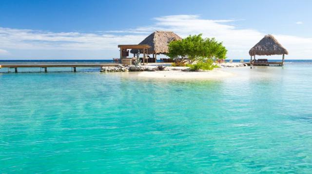6. Roatán. Sus aguas cristalinas y de color turquesa están protegidas por una especie de barrera natural de piedra y coral. Roatán pertenece a Honduras, tiene una superficie de 125 kilómetros cuadrados en el mar caribe. Ahí puedes relajarte y realizar dep