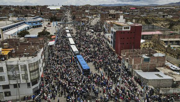 La gente se despide de los manifestantes cuando parten hacia Lima para protestar contra el gobierno de la presidenta peruana Dina Boluarte en la ciudad de Ilave, Puno, sur de Perú el 17 de enero de 2023. (Foto de Juan Carlos CISNEROS / AFP)