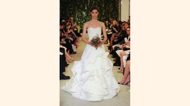 La romántica novia de Carolina Herrera, entre tules, sedas y encajes