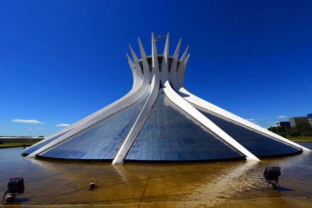 FOTO 5 | 5. Catedral de Brasilia, en Brasil. La Catedral Metropolitana Nossa Senhora Aparecida es la catedral de la ciudad de Brasilia. Con una estructura hiperboloide de hormigón, fue el primer monumento de la ciudad de Brasilia, declarado como Patrimonio de la Humanidad por la UNESCO en 1987.