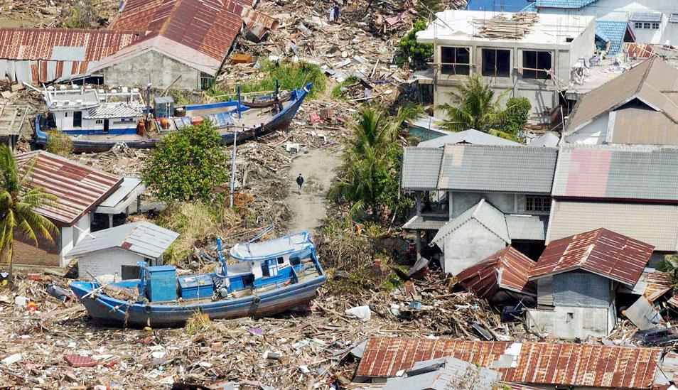 FOTO 1 | 26 de diciembre de 2004, Sudeste de Asia: un gran sismo de los llamados "megaterremotos", de una magnitud de 9.3 --el más poderoso de los últimos 40 años--, golpeó Aceh, en el norte de la isla indonesia de Sumatra, y provocó un tsunami que se sintió en lugares tan alejados como la costa de Somalia. (Foto: ONU/Evan Schneide)