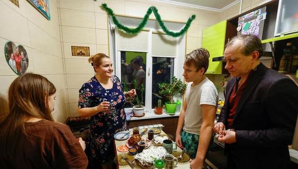 Lesia Shestakova, católica, y Oleksandr Shestakov, ortodoxo, se preparan para celebrar la Navidad juntos por primera vez en Kiev, Ucrania. (Reuters)