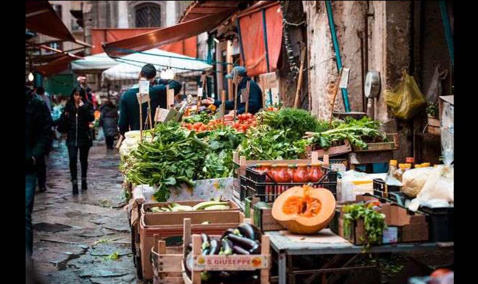 Fotos 1 | LA VUCCIRIA – PALERMO, ITALIA. Hay algo que hace que los mercados italianos sean diferentes del resto de mercados callejeros. Aquí la calidad y la variedad de sus productos en oferta se entrelazan con su característico ambiente para crear una at