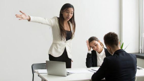 Los trabajadores con personalidad negativa tienden a ser dejados de lado al momento de promover a un colaborador.(Foto: Freepik)