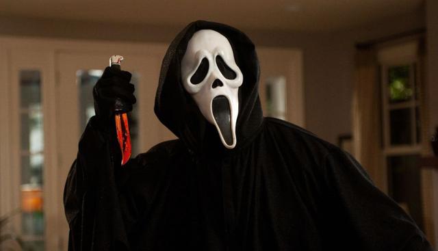 Scream. El cine de terror también tuvo un estreno importante que señalar: ‘Scream’. Hasta la fecha, ya se han rodado 4 filmes sobre este personaje y se especula que vendría uno más. Según IMDb, llegó a recaudar más de 173 millones de dólares.  (Dimension 