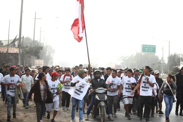 Protestantes tomaron la avenida Ramiro Prialé por lo que se mantiene bloqueada. (Fotos: Giancarlo Ávila)