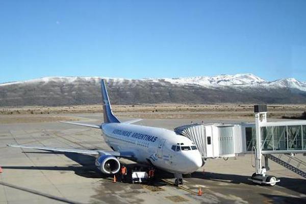 Privatizada en 1990 y vuelta a manos del Estado en el 2008, Aerolíneas Argentinas es la mayor compañía aérea del país sudamericano con 80 aviones.