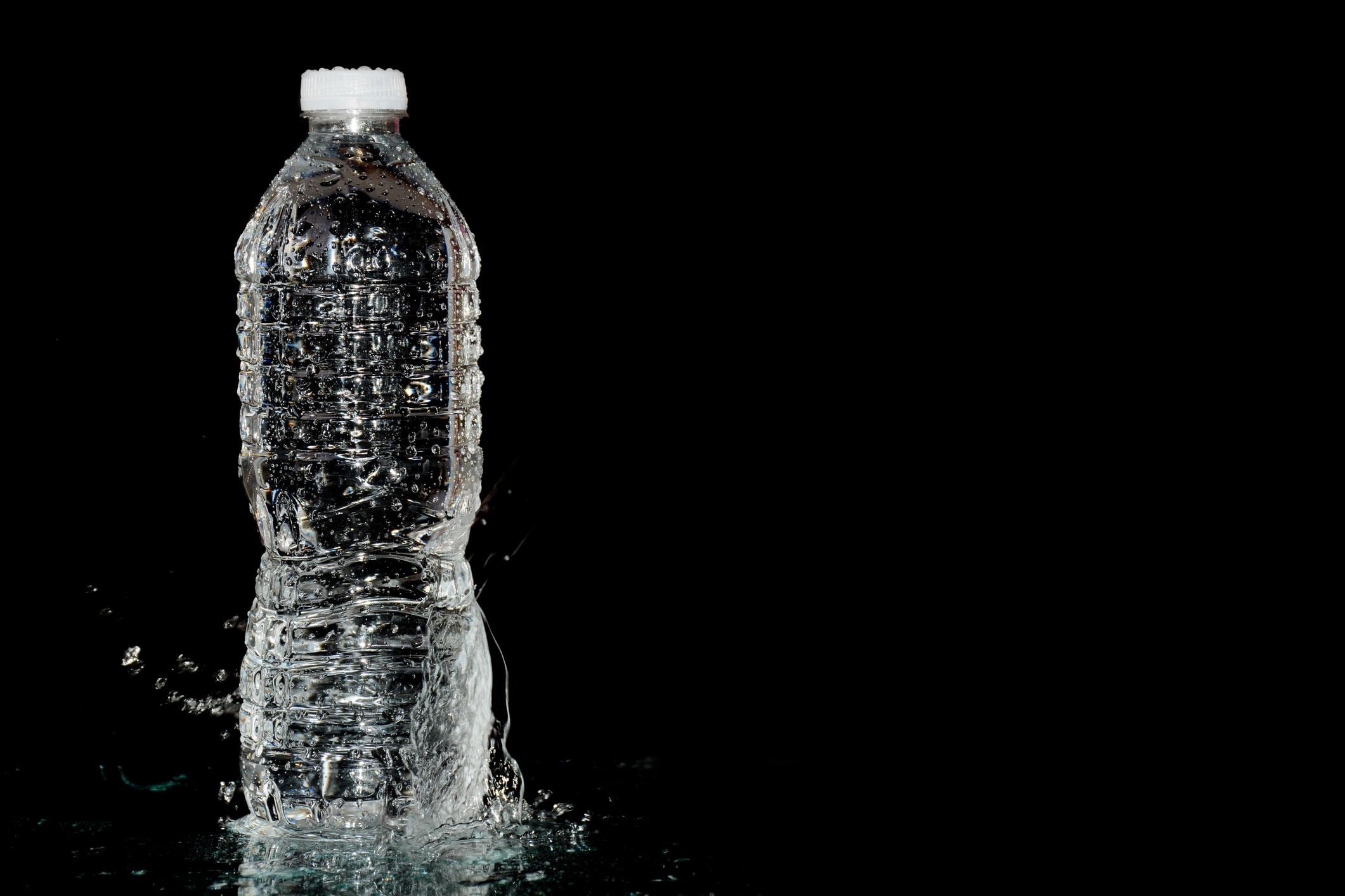 FOTO 14 | 14. Botellas de agua. Si vives en una ciudad donde el agua sabe bien, ¿por qué comprar una botella de agua cuando puedes tenerla de forma gratuita abriendo el grifo?