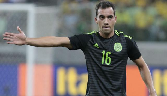 Adrián Aldrete |Cerrando la defensa estaría Adrián Aldrete, jugador del  Santos Laguna de México. Al igual que Corral, este jugador tiene la ventaja de ir bastante al ataque. Transfermarkt.es estima que su valor es más de 2 millones de dólares. (AFP)