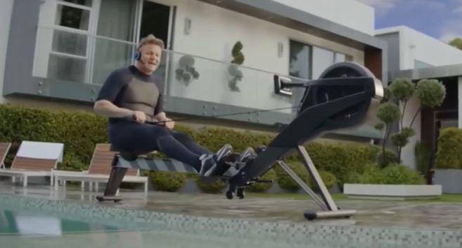 Escena del comercial de Amazon en el Super Bowl 2018.