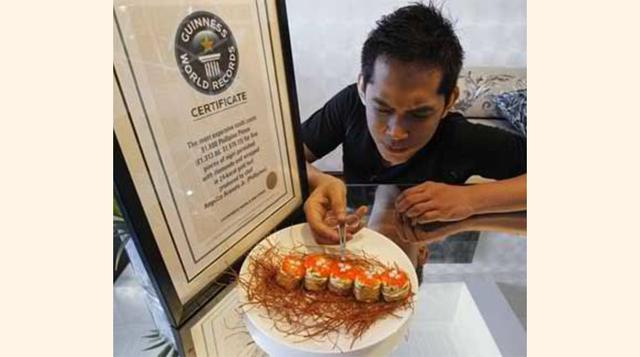 El sushi más caro del mundo (US$ 2,120 ). El chef filipino Angelito Araneta Jr. emplea precisión artesana para elaborar esta obra de arte comestible: un sushi envuelto en oro de 24 quilates y aderezado con cinco diamantes africanos de 0.20 quilates. Tan s