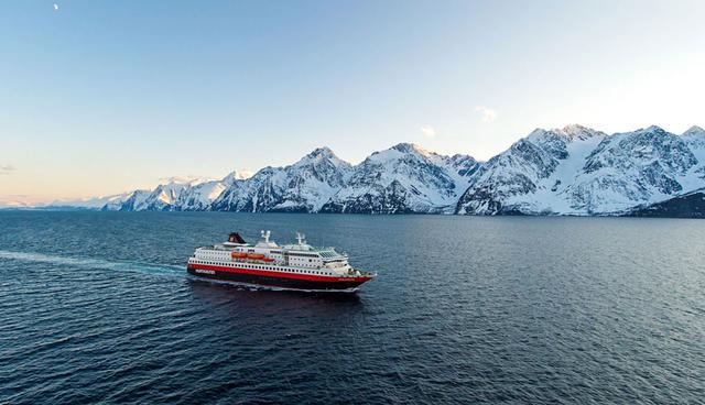 FOTO 5 | Groenlandia. Es uno de los lugares más remotos de la Tierra. Hasta hace poco, solo era posible explorar los fiordos vírgenes, los glaciares, las ciudades coloridas y los sitios vikingos de la zona en los barcos básicos de expedición. Ahora, se están construyendo nuevos barcos a propósito para servir como campos base sobre aguas heladas. (Foto: elviajaresunplacer)