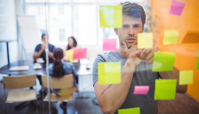 FOTO 4 | 4. Enfoque en la solución. Más del 85% de las personas afrontan los problemas creando más problemas. Si deseas salir de ese círculo vicioso, necesitas entrenarte en un enfoque permanente en la solución. Una técnica que funciona es aprender a pensar tres soluciones alternativas (un plan A, B y C), que, con variaciones, te llevará a un resultado igualmente aceptable para cualquier cuestión. Esto baja el nivel de reclamos, quejas internas y consultas con los superiores, adquiriendo mayor destreza para resolver por ti mismo los problemas. Lo mismo puedes aplicarlo en el ámbito personal. (Foto: Freepik)