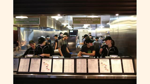 Shake Shack tiene 63 restaurantes en el mundo. Entre el 10 de marzo y el 25 de septiembre, registró ingresos de US$ 83 millones, casi un 41% más respecto al mismo periodo del 2013. (Foto: Bloomberg)