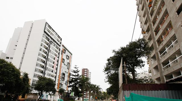 Para San Isidro el PER es ligeramente mayor: 17.7 años. El ratio precio-beneficio de San Isidro ha decrecido. En el primer trimestre de 2016 presentaba un ratio de 18.5 años. Este descenso ocurrió por la continua devaluación del metro cuadrado en San Isid