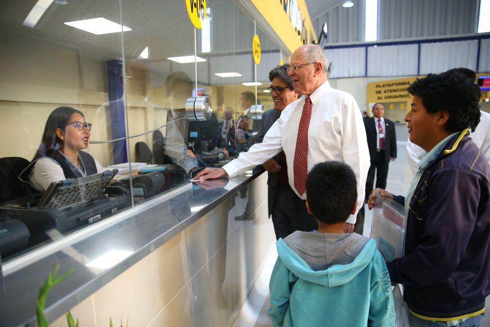 El presidente Kuczynski acompañó al pequeño Samuel Hernández y su padre Wilder Hernández a recibir su ticket de atención en la nueva área de atención del INSN. (Foto: Presidencia)