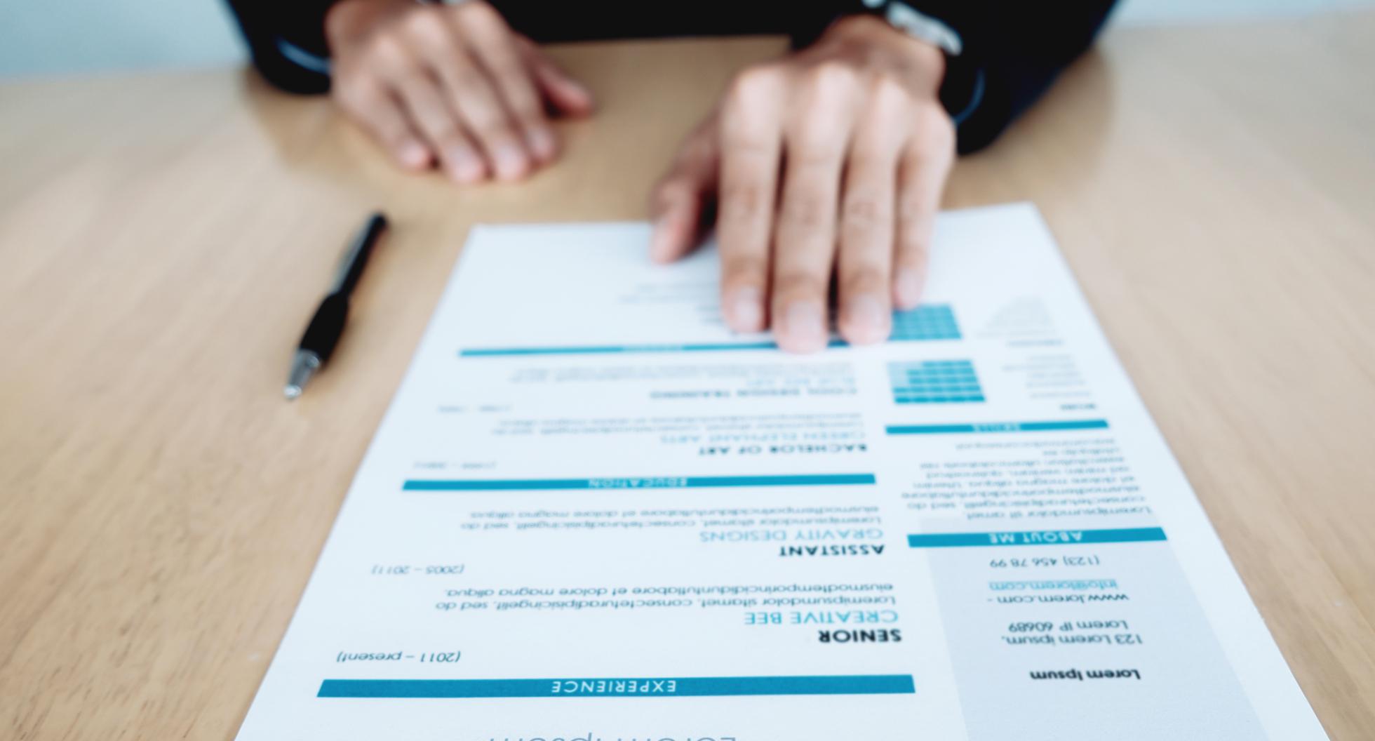 FOTO 1 | 1. Para encontrar trabajo a los 45 el Currículum ha de ser breve
La experiencia viene con los años, así que si sos mayor de 45 años es muy probable que tengas miles de experiencias laborales. Aseguráte de recoger las más relevantes y escribirlas en el curriculum en orden cronológico inverso.
#TIP: ¡El curriculum nunca debe pasar las dos hojas! (Foto: Freepik)