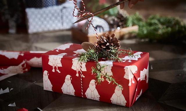 FOTO 8 | Envía el regalo con antelación. Asegúrate que los regalos sean recibidos antes del 20 de diciembre, ya que algunas oficinas cierran a partir de esa fecha. Eso significa que debes enviar la orden al menos la primera semana del mes.