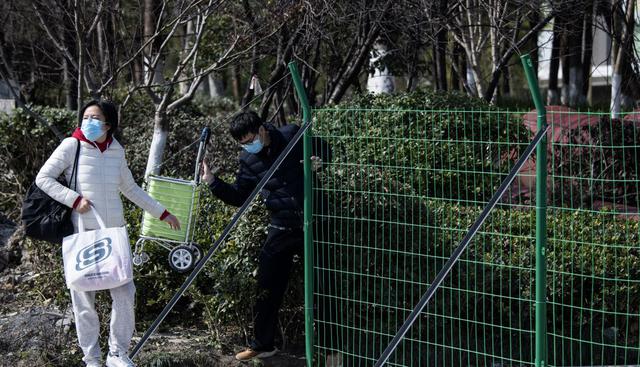 Los ciudadanos solo pueden salir cada dos días para conseguir sus alimentos.(AFP).