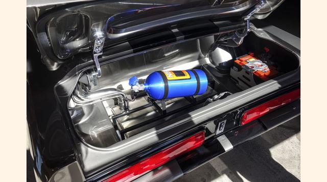 Sentir bajo mi control la palanca de marchas cortas con la perilla redonda y la caja de cambios perfecta del Mustang fue como entrar a la película 60 segundos… y el sonido fuerte, sonriente y sordo de ese motor fue como cumplir la fantasía de manejar el m