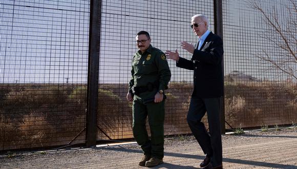 El presidente de Estados Unidos, Joe Biden, camina por la valla fronteriza entre Estados Unidos y México, en El Paso, Texas (Foto: AFP)
