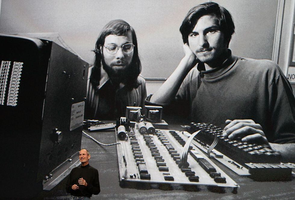 Steve Jobs con el fondo de una imagen antigua en la que aparece junto a Steve Wozniak, cofundador de Apple. (Foto: AFP)