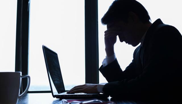 FOTO 15 | 15. Llorar. Cuando llegué a este punto en el libro me quedé boquiabierto: me han tocado casos. Para la doctora Frankel, Eso erosiona el respeto que otros compañeros de trabajo, jefes o subalternos tienen y da la impresión de ser alguien que no puede controlar sus emociones o que no puede manejar la carga de trabajo o de estrés. Recomendación: Habrá ocasiones en la que será imposible contenerse ante alguna injusticia, una discusión o la carga laboral. Lois recomienda tomar un descanso de 15 minutos, decir “¿me permiten un momento?” e ir a un lugar apartado a llorar, momento que también servirá para reflexionar y poner en orden las ideas para dar una respuesta más asertiva. (Foto: Freepik)