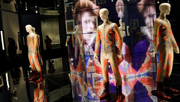 La exposición presenta la carrera del ídolo británico, David Bowie. (Foto: Reuters)