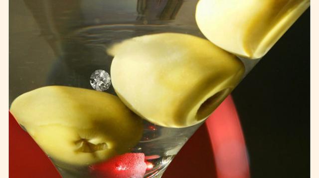 Martini en las rocas. Vale US$ 10,000 en el hotel Algonquin de Nueva York. Aunque parece el mítico martini hecho con vodka Grey Goose, incluye diamantes y es servido en utensilios de plata. (Foto: elhappyhour)
